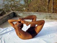 Asana del arco oscilante Asana del arco oscilante